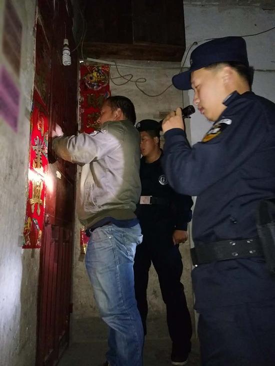 长春粗心妈妈误将幼女锁家中 民警全城寻开锁师傅开门